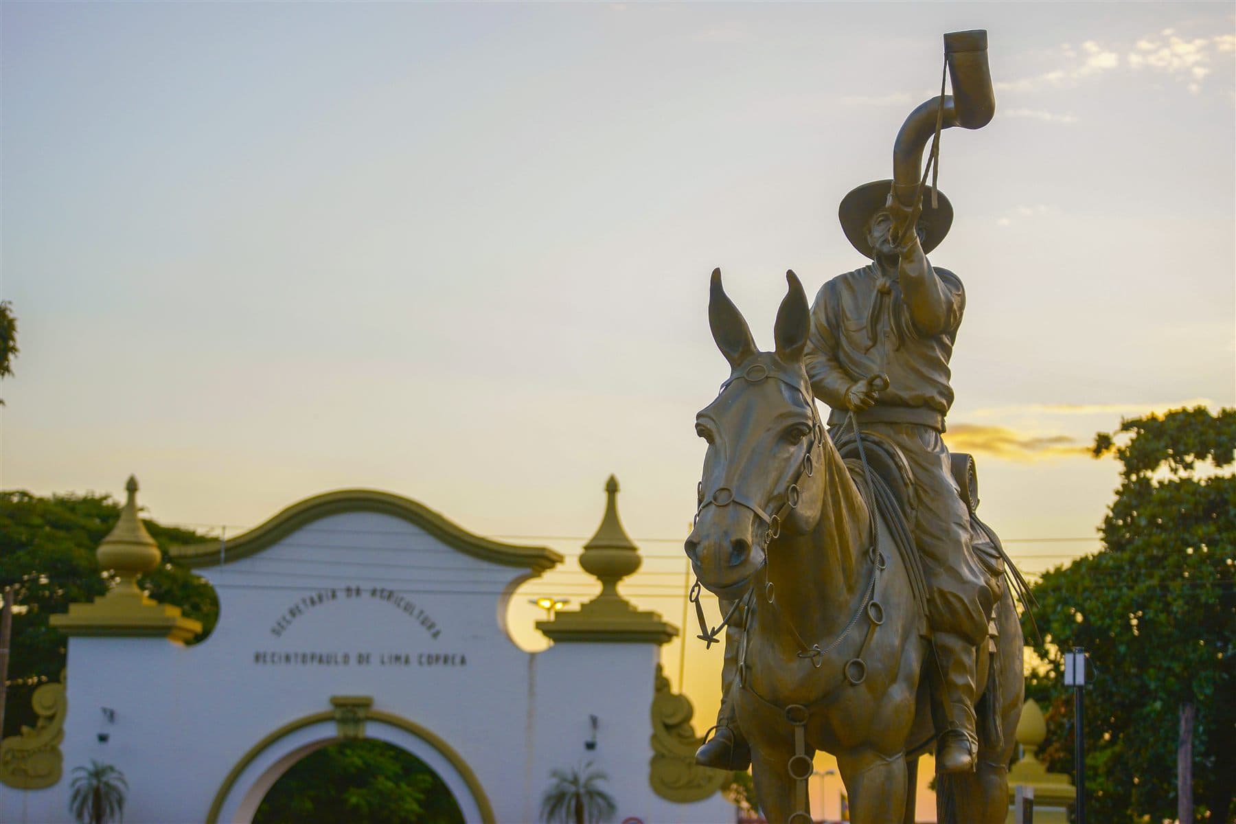 Monumento ao berranteiro com o arco do Recinto