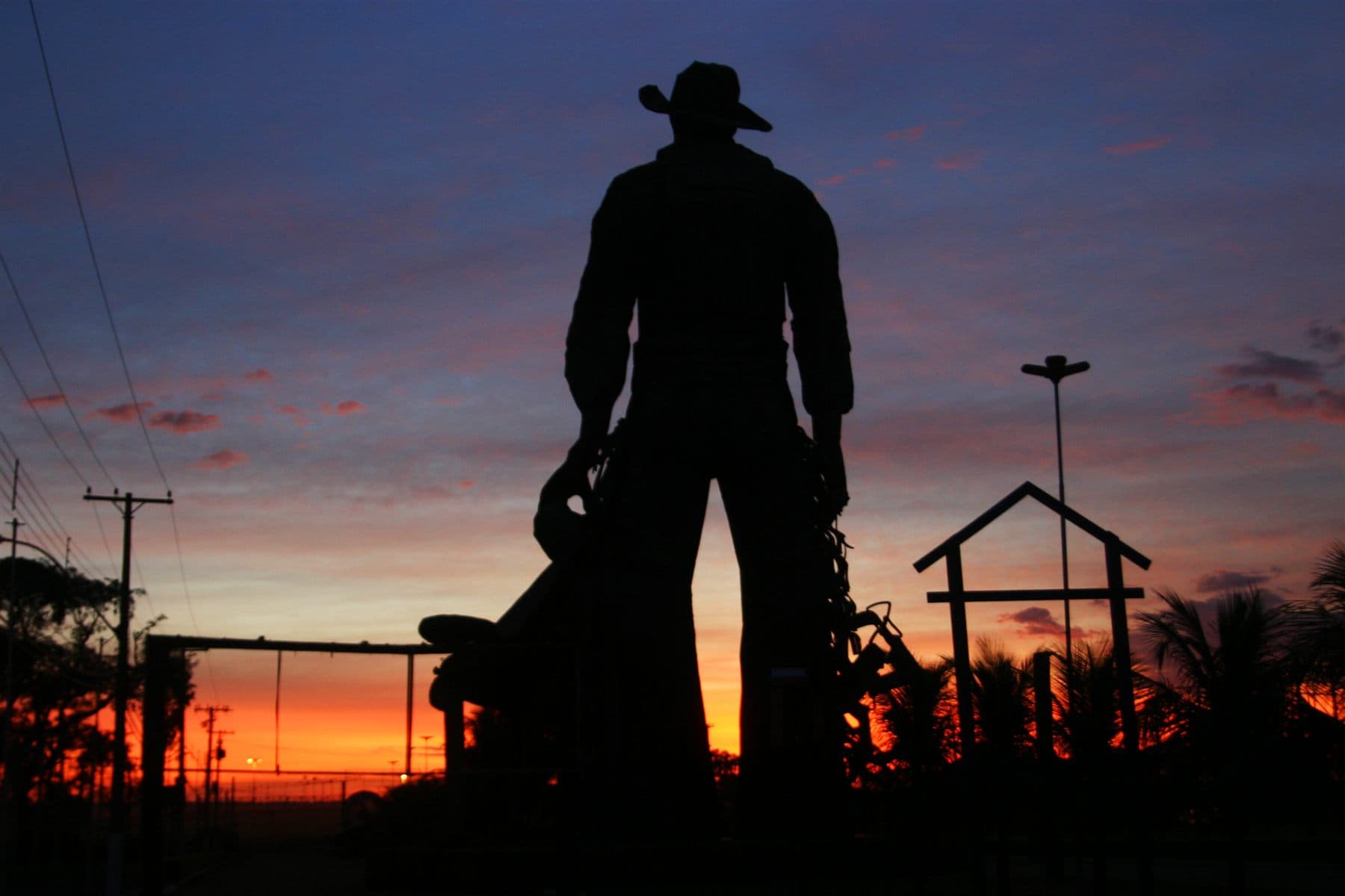 Monumento ao peão ao pôr do sol